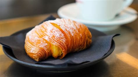 ¡Sfogliatella: Una explosión de sabores cítricos y crujientes capas en el corazón de Italia!