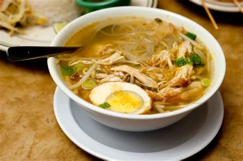  Soto Ayam: ¡Una sopa de pollo aromática que te transportará a las calles de Ambon!