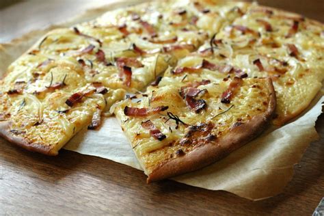  Tarte Flambée: Un festín crujiente con queso fresco y toques ahumado-salados