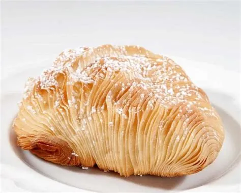  ¡Prueba el Sfogliatella, una deliciosa combinación de capas crujientes y un corazón cremoso!