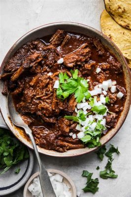  Birria: Un festín picante de carne desmenuzada envuelto en una tortilla dorada y crujiente! 