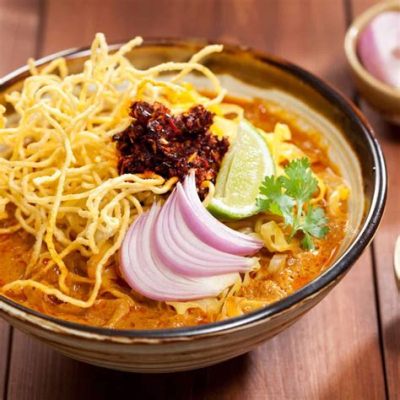  Khao Soi: ¡Un plato que combina la suavidad cremosa del curry rojo con crujientes fideos de huevo dorados!