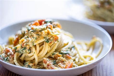  Scialatielli al Pesto Trapanese: Una Sinfonía de Sabores Mediterráneos en Cada Mordisco!