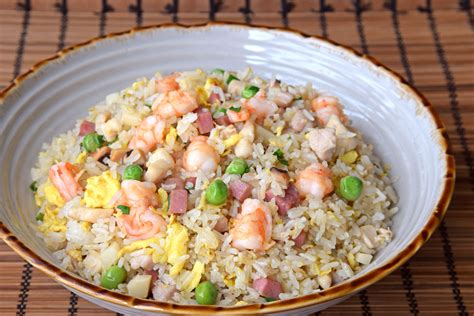  Yangzhou Fried Rice: ¿Un manjar celestial que combina la suavidad del arroz con el crujiente sabor de las verduras?